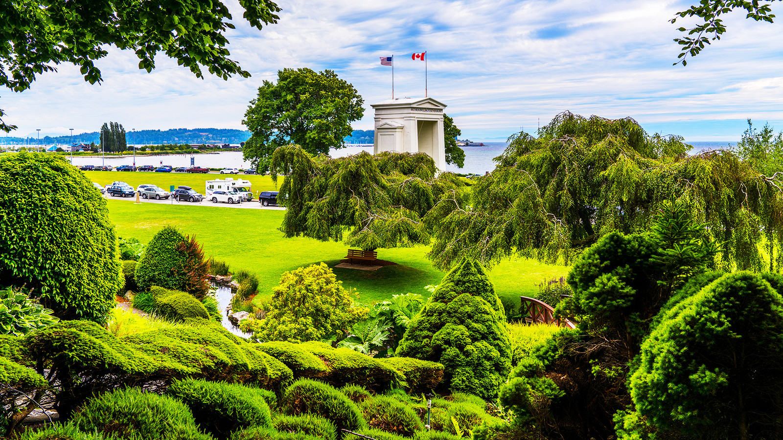 米国カナダの国境は、この美しい公園を駆け抜けています