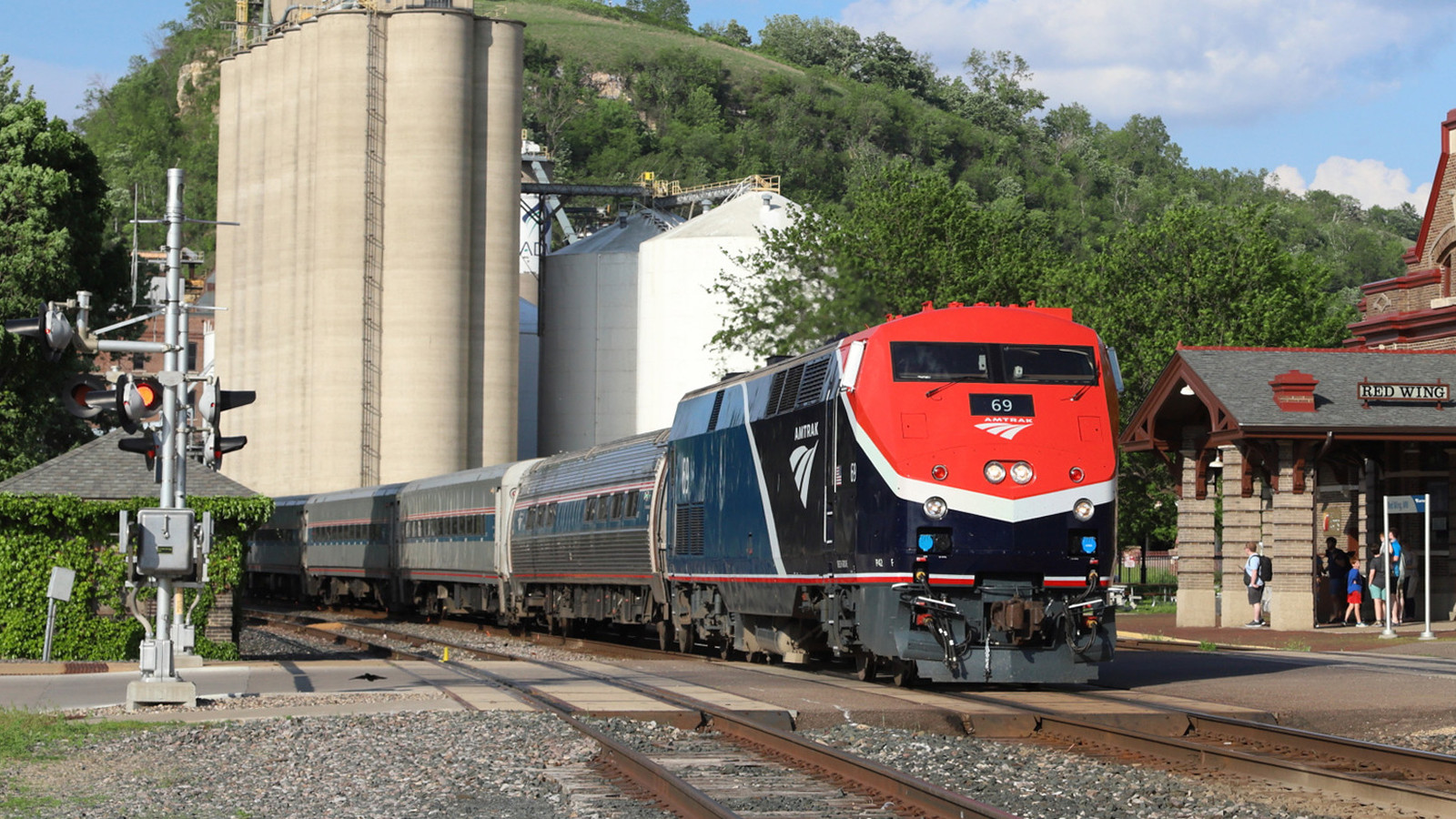 「C'mon Amtrak Speed」：乗客はボレアリスとフリックスバスの間の陽気な競争の瞬間を楽しんでいます