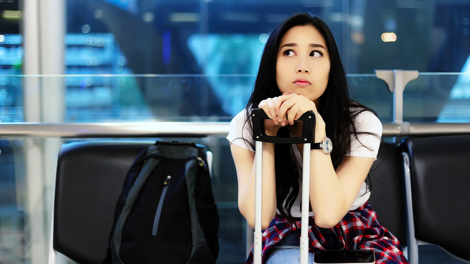 空港で友達を3時間待ちますか？この旅行者は「アイタ」と尋ねます