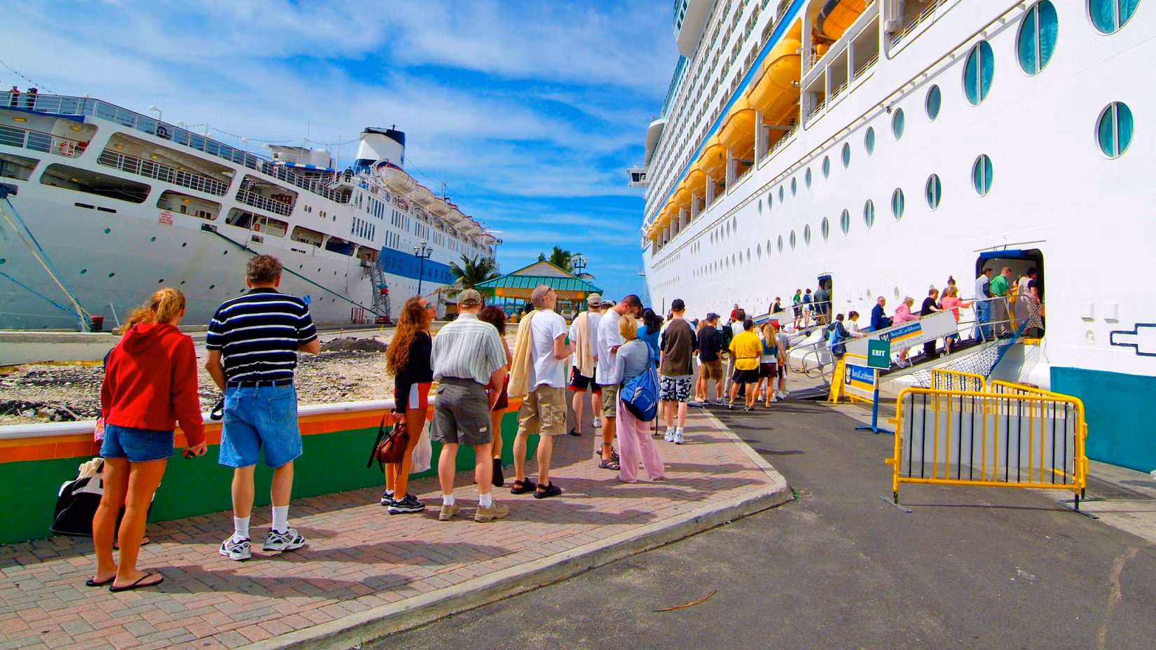 カーニバルクルーズラインがゲストを驚かせ、15年後に物議を醸す目的地に予期せぬ寄港