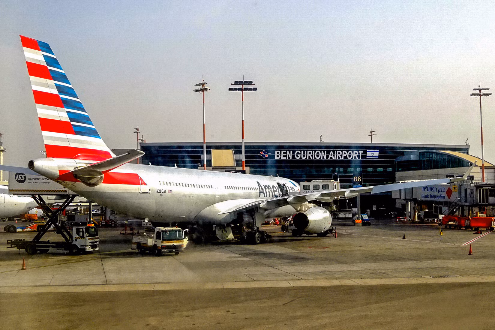 アメリカン航空、欠航していた中東目的地への運航を再開へ 特別乗務員を派遣する可能性あり