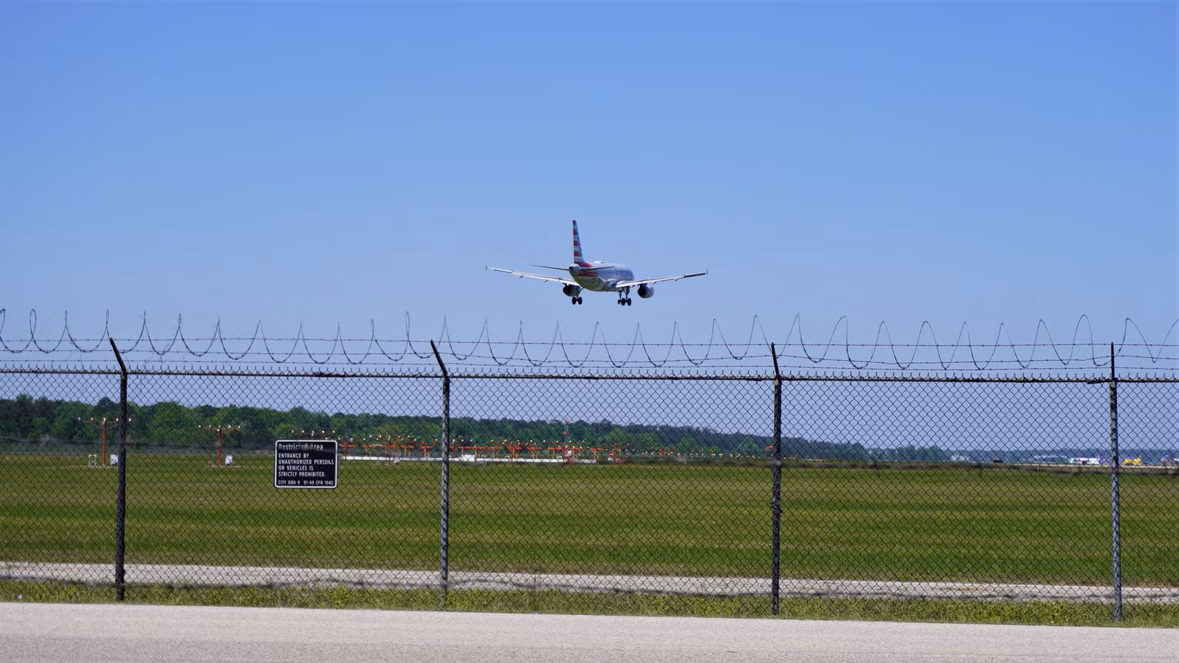 ダイバート便で謎の臭気により乗客と乗務員が入院、アメリカン航空とFAAが対応を発表