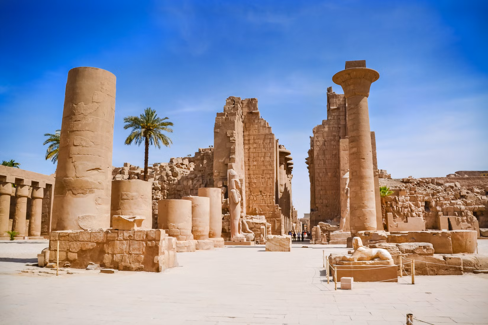 エジプトの考古学者らは、世界最大級の宗教施設の歴史を書き換える発見をしたばかりだ