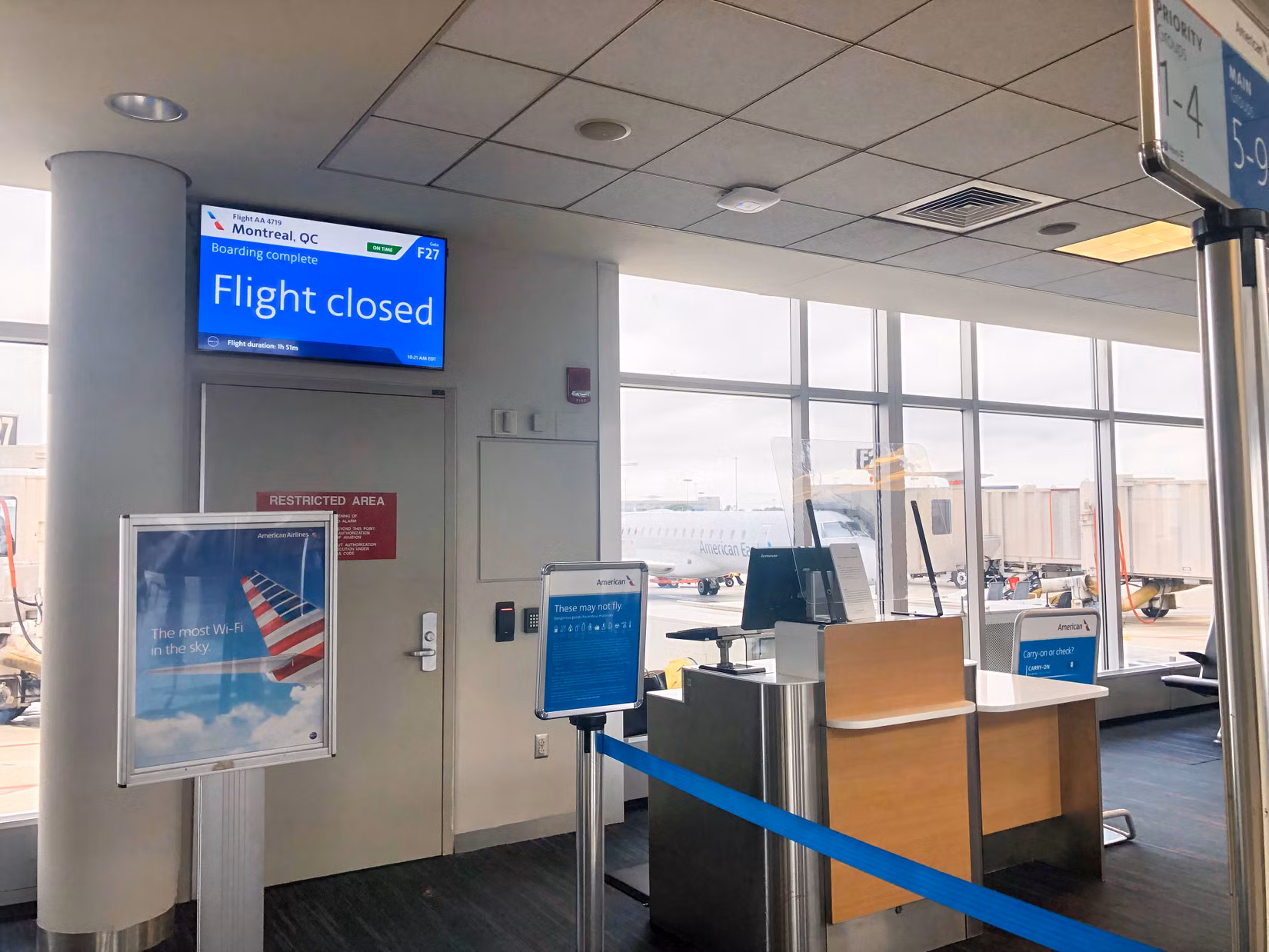 アメリカン航空が運航便のほぼ半分に遅延を起こし、飛行前の修理について乗客が摘発