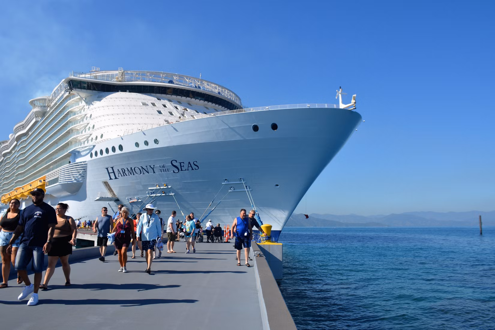 ロイヤル・カリビアンは、ゲストが未だに開梱するのを忘れている禁止された「衣類の必需品」をメモを残して没収