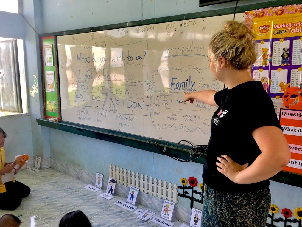 海外で教えている間、あなたはどのくらい親と交流しますか？