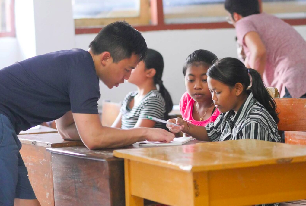 海外で英語を教えるために何が必要ですか？