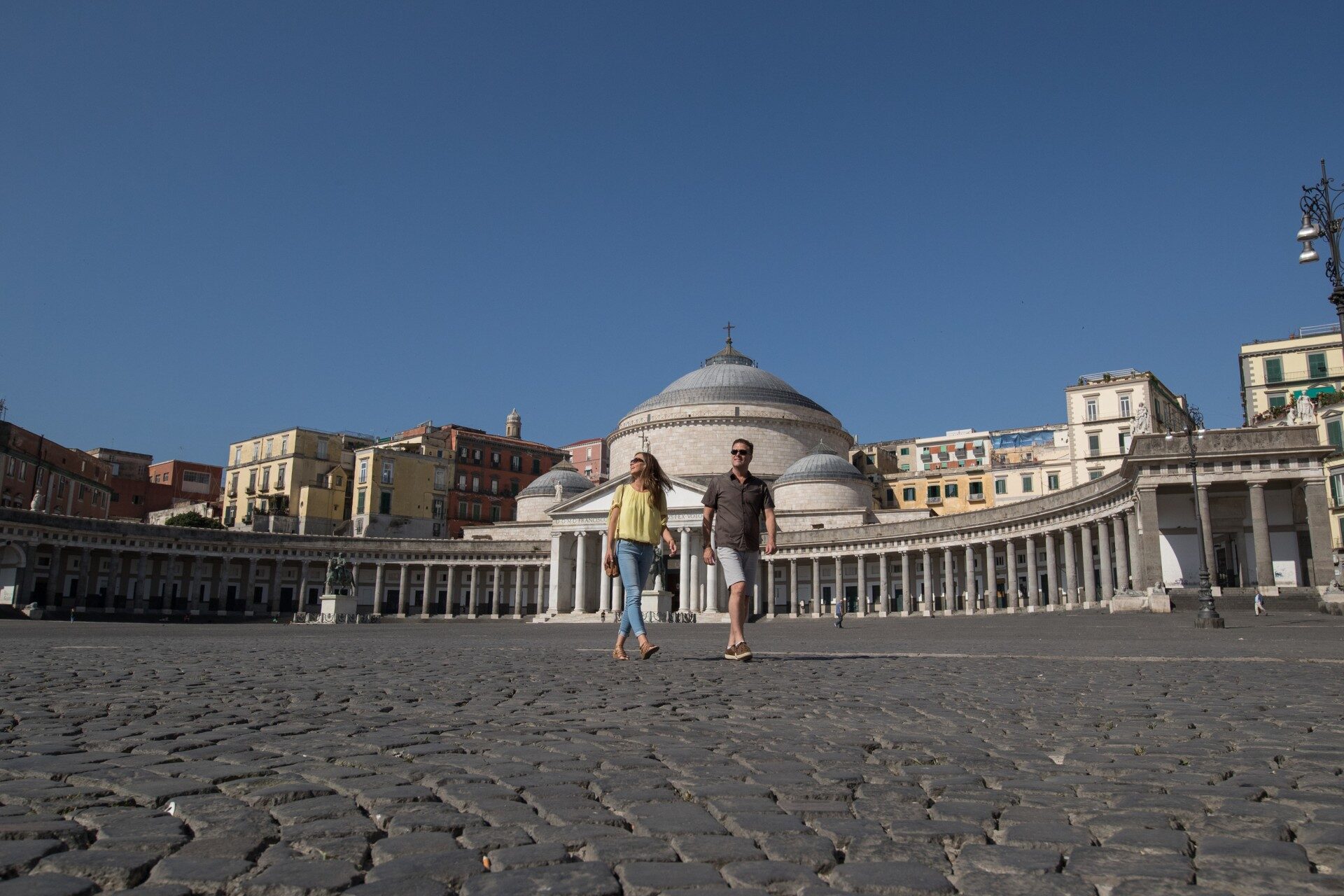 イタリアのナポリを訪れるのに最適な時期はいつですか？