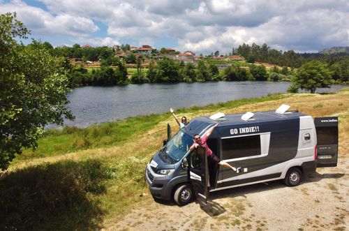インスピレーションあなたの物語：道路上のヤギ