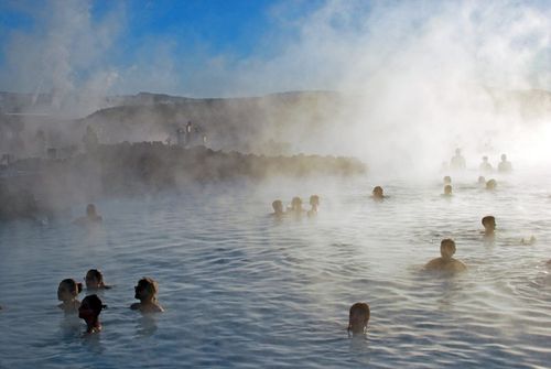 インスピレーションホットの浴槽の幸福：アイスランドのスパのドスとドット