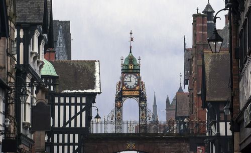 見栄えの良いガラスを介してインスピレーション：不思議の国の本物のアリスを見つける