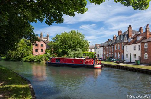 グレートウェストウェイに沿った地元のガイドサの持続可能な滞在