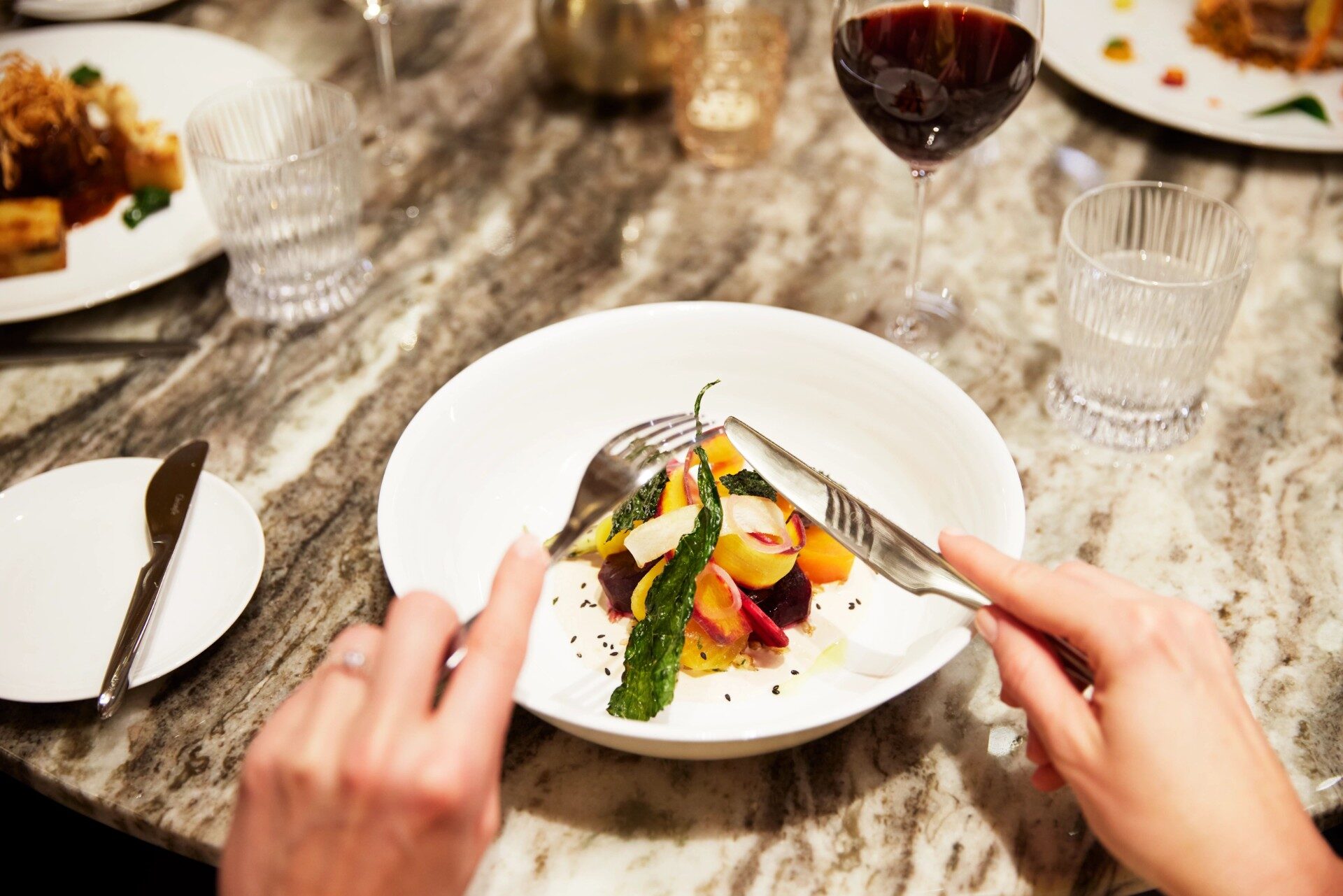 健康を維持し、休暇中に栄養価の高い食事を食べるための旅行者のガイド