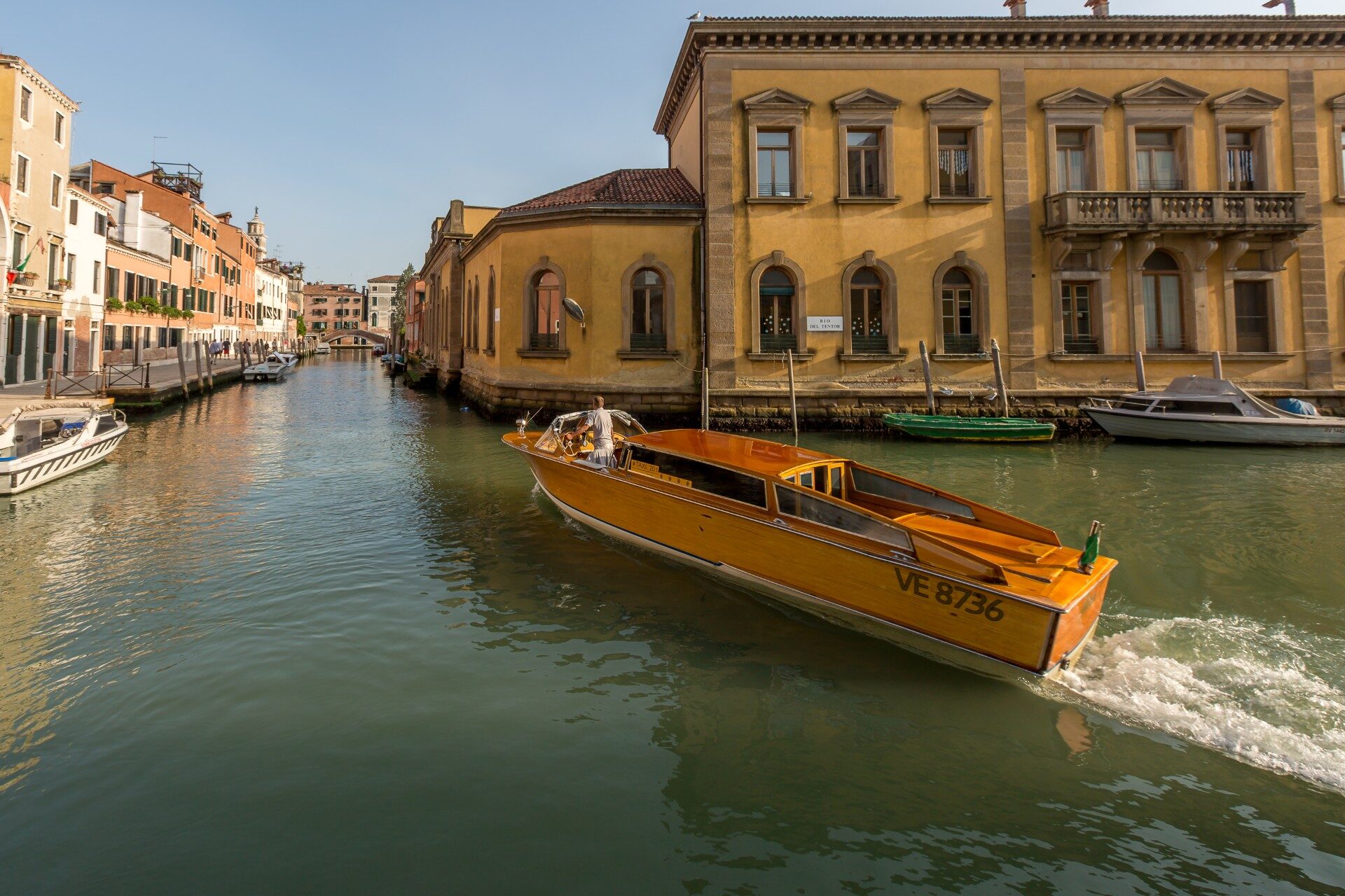 ヴェネツィアは何で知られていますか？