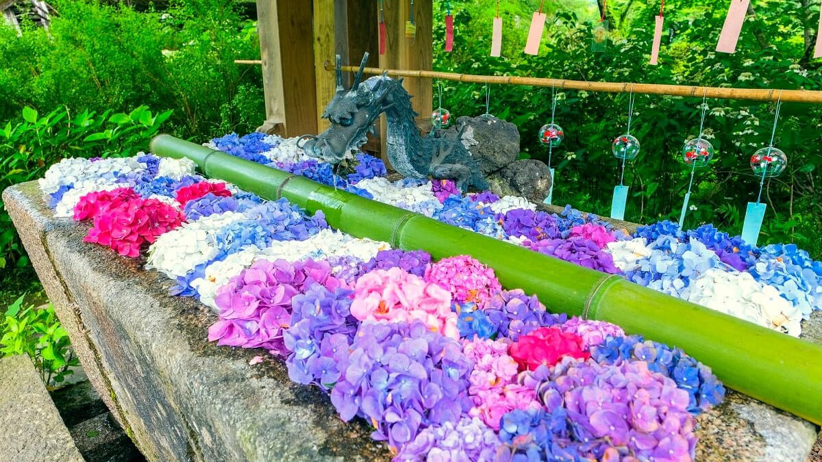 カワバ村で12の必見の目的地を発見してください。