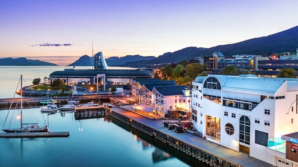 ノルウェーのモルドの5つの推奨観光スポットは、フィヨルドに抱き合っています