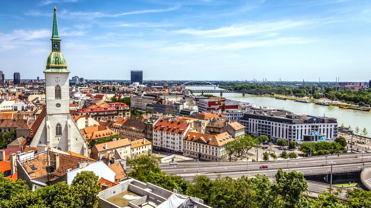 スロバキア：雄大な古い城と舞い上がる霧の山の土地