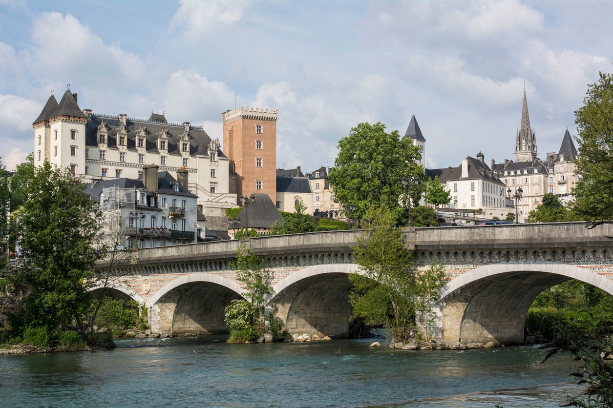 PAU：晴れた日に山のパノラマを提供するピレネーの最大の都市