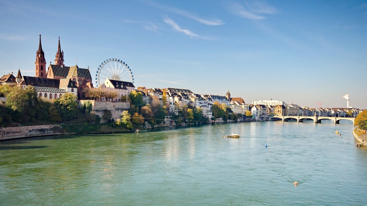 バーゼル:美術愛好家とスイスの主要な貿易と輸送の首都