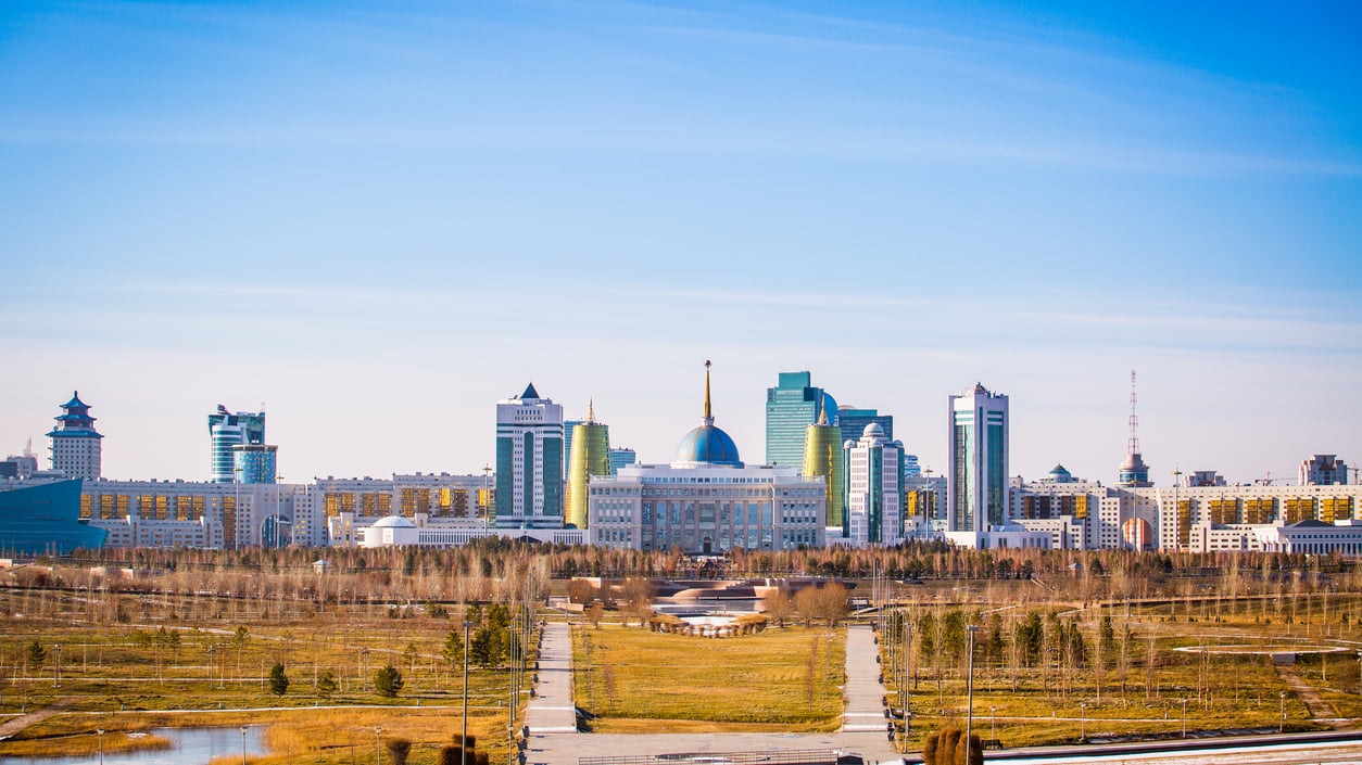 Kazakhstan：未来的な都市の景観と湖が点在する草原を備えた世界で9番目に大きな国