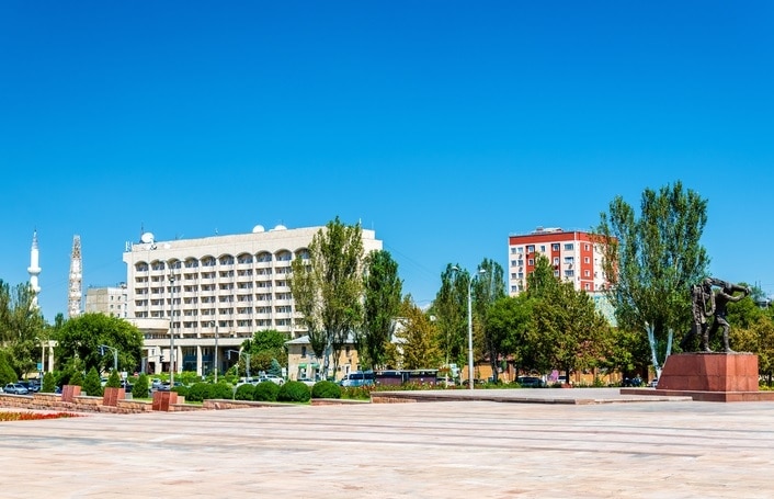 キルギスタンに旅行できます。しかし、安全なエリアを選びましょう