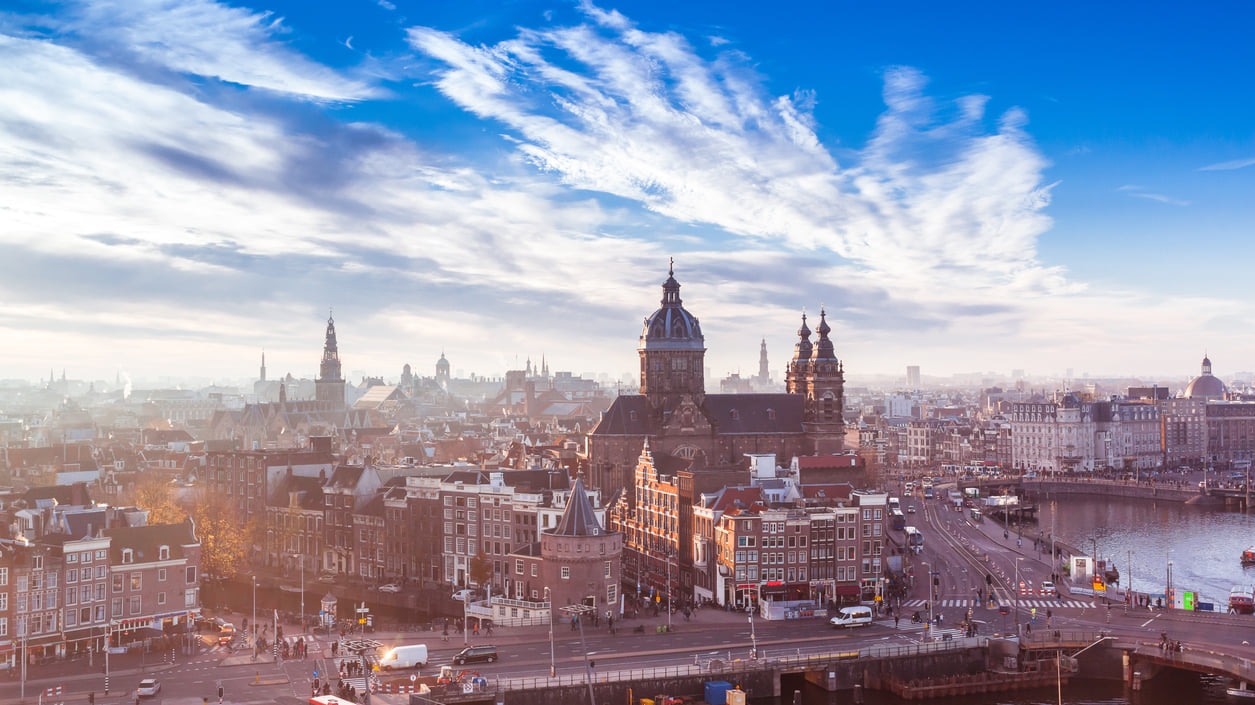 オランダ：革新的な都市と絵のような田園地帯の土地