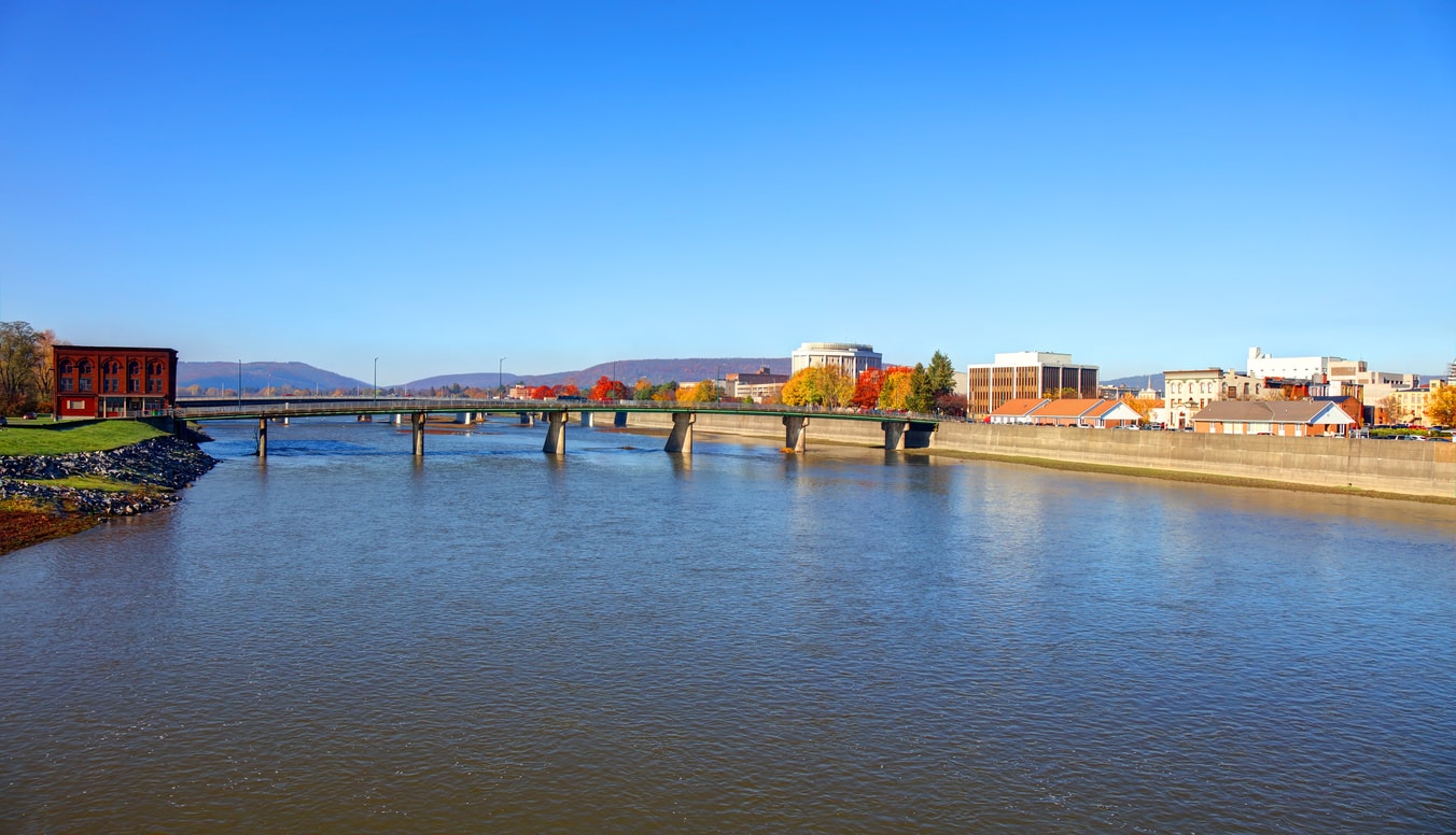 エルミラ：美しい景色、文学史、エキサイティングな冒険を備えた小さな町フィンガーレイクス内で発掘する