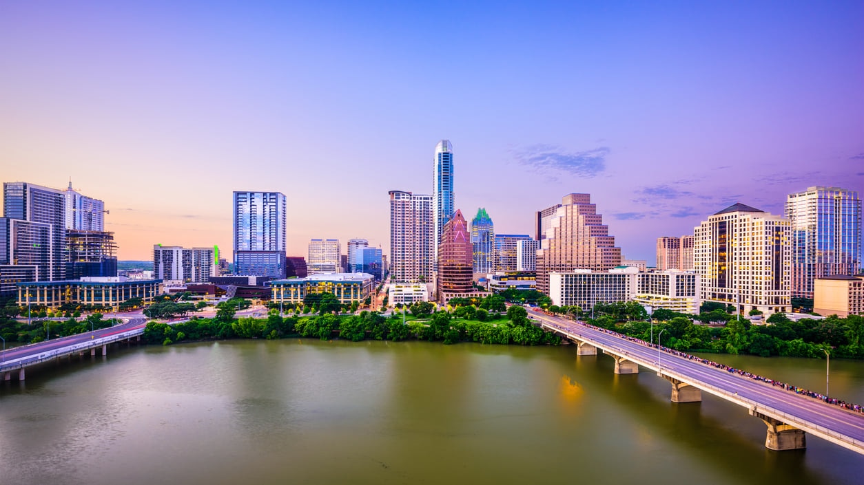 オースティン：テキサス州の冒険境界内都市は、ヒルカントリー地域に隣接しています