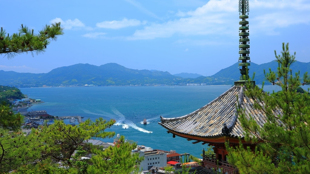 魚島島：コサンジ寺院やその他の必見のアトラクションの本拠地、オノミチの「神の島」