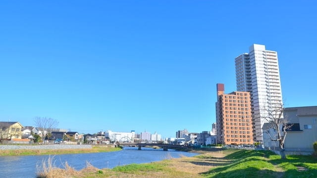 カスカベの必見のアトラクション！クレヨン・シンちゃんの町を探索してください