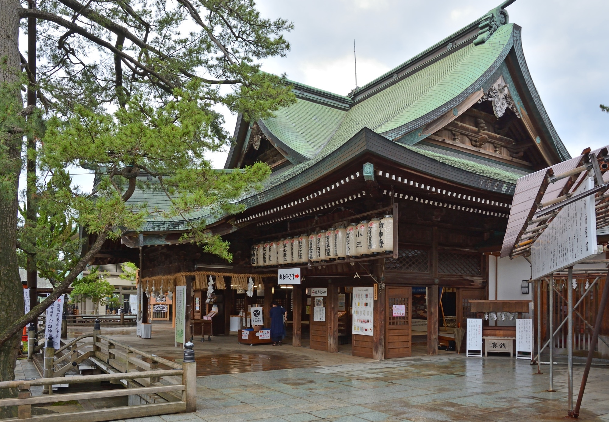 ニガタの古典的な観光スポット！ニガタ駅の近くの迎え立ちの神社をよく見てください！