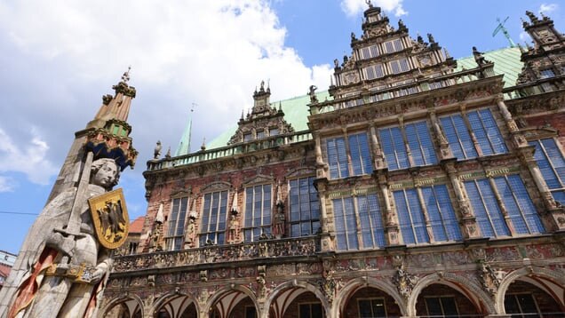 [世界遺産]マークトプラッツの市庁舎とローランド像