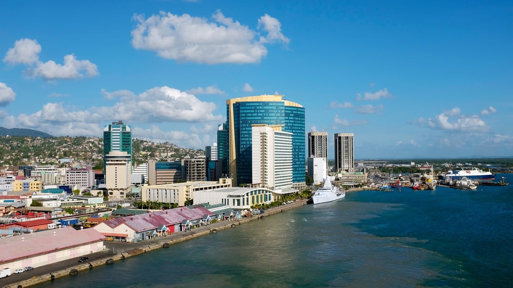 トリニダード・トバゴ共和国：湾の穏やかな夕日を楽しむのに最適な場所とあなたの足元の平和な波