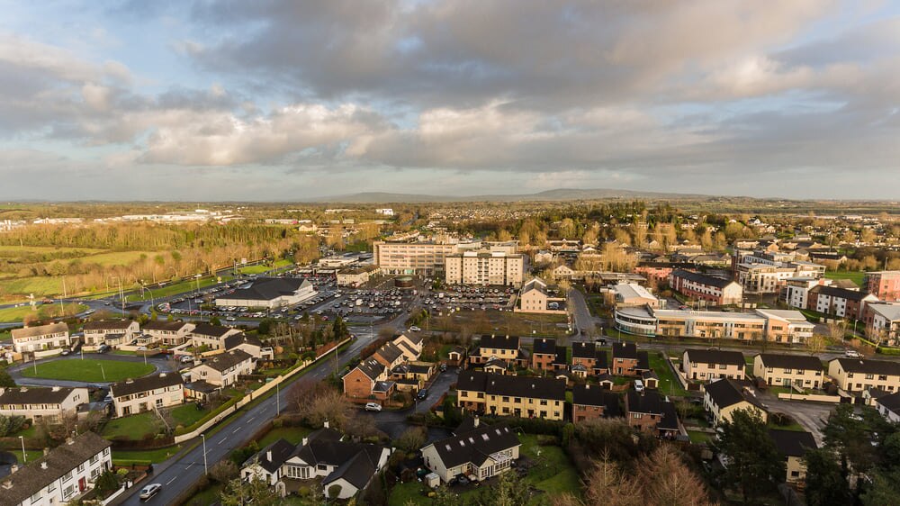 シャノン：風光明媚な景色と豊かなアートシーンで有名なアイルランドの川沿いの町
