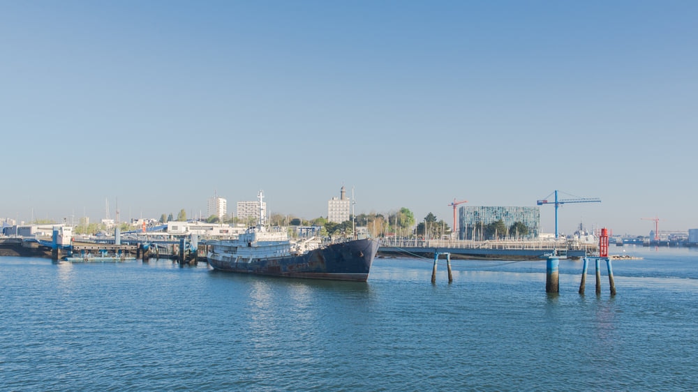 Lorient：歴史的な石造りの建物と美しい白い砂浜のあるブルターニュの港の町。