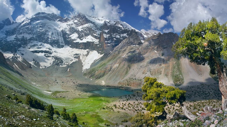タジキスタン：多様な美しさの山岳地帯