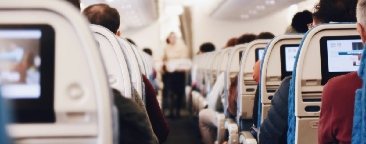 敬意を持って飛ぶ：デジタル遊牧民のための飛行機のエチケットのガイド