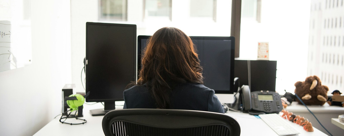 適切な仕事の姿勢：オフィスのセットアップなしのリモートワーカーのためのヒント