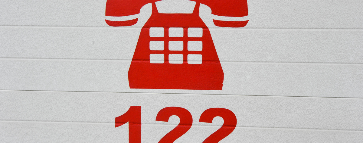 警察システムはプラハでどのように機能し、緊急番号は何ですか