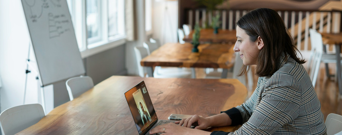 リモート就職のインタビューのために自分自身とあなたの場所を準備する方法