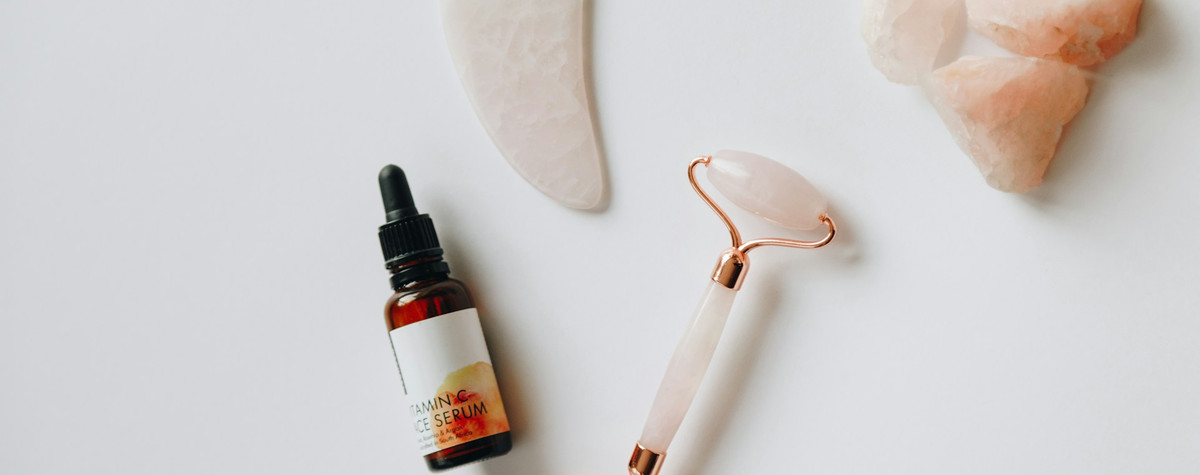 夏のスキンケアのヒント：シーズンのルーチンを調整します