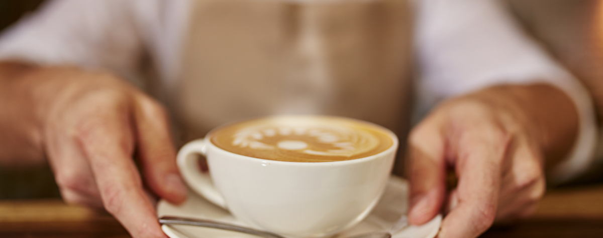 ブダペストでデジタル遊牧民としてオンラインで働くための良いコーヒーの場所をどこで見つけるのですか？