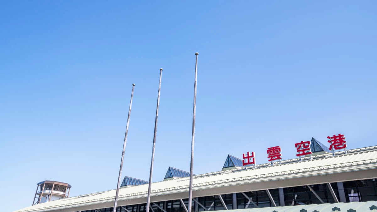 イズモ空港周辺の観光名所は何ですか？日本の神話の土地への温泉旅行