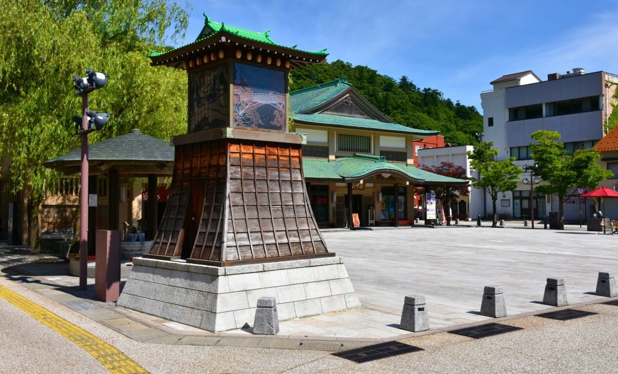 石川県の人気のある温泉エリアであるカガ・オンス・キオを構成する4つの温泉の町を紹介する