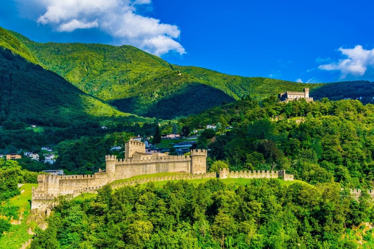 絶え間ない脅威にさらされている世界遺産！ベリンゾナの旧市街の3つの城と防衛壁