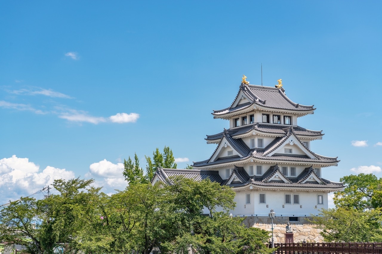 Gifuと近くの観光スポットのKinka山にそびえ立つGifu Castleの魅力を説明してください！