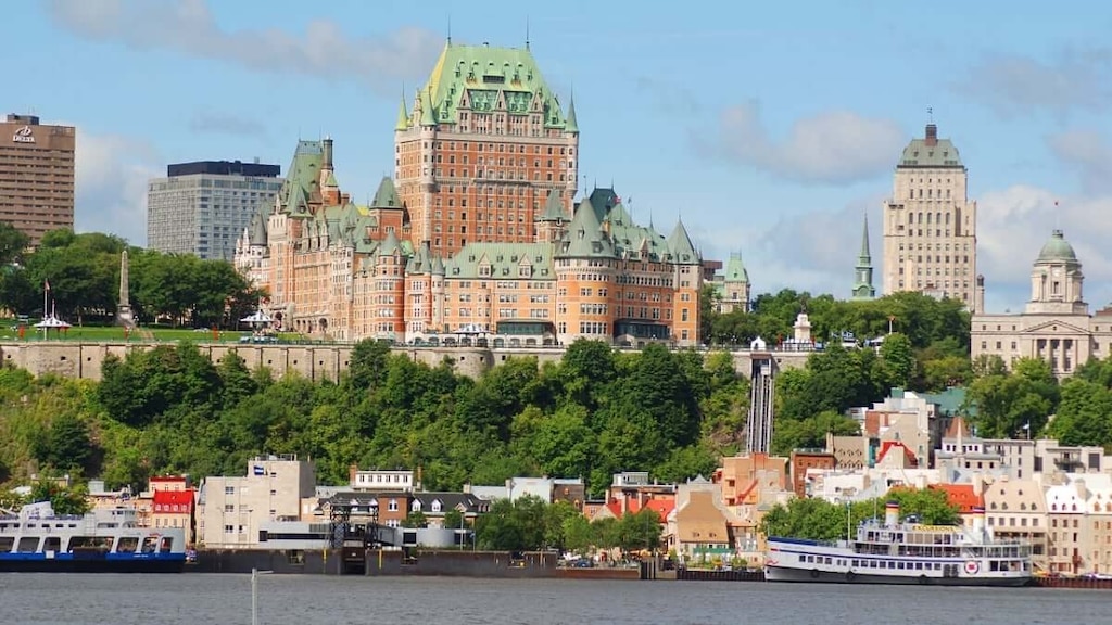 ケベック旧市街の歴史的な地区を歩きましょう。フランスの魅力を醸し出す都市です！