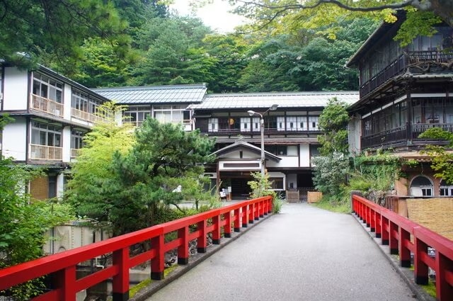 美しい山を征服しましょう！ガンマ県で最高の運転スポットを紹介してください！