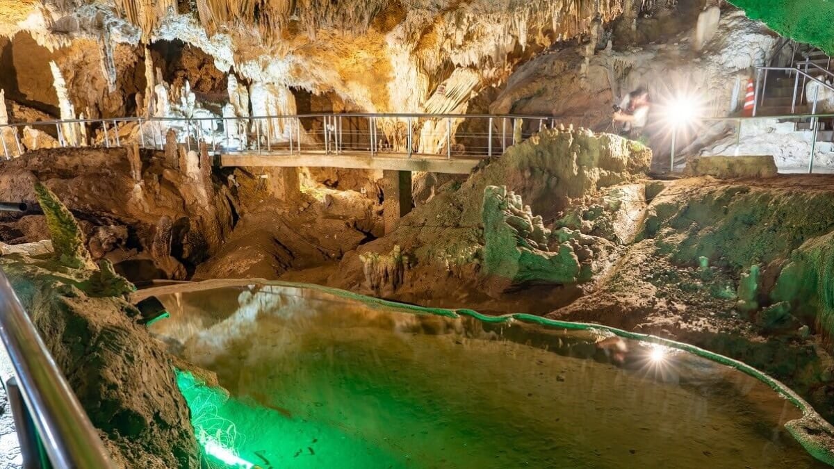 石川島の石灰岩の洞窟で素晴らしい地下の世界を体験