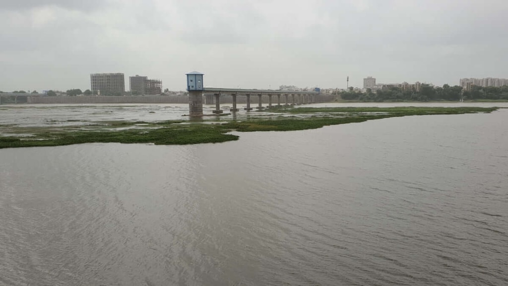 5つのスラトの観光スポットを参照してください！タピ川沿いの寺院を訪れる旅